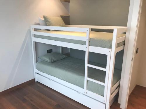 a couple of bunk beds in a room at Acogedor apartamento en pleno centro in Puigcerdà