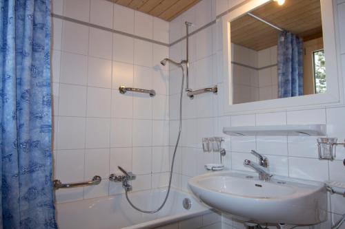 サースフェーにあるChalet Cresta di Saasのバスルーム(シンク、シャワー、鏡付)