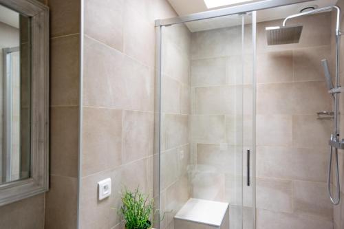 Ένα μπάνιο στο Séjour Élégance au pied du Chateau de Vincennes