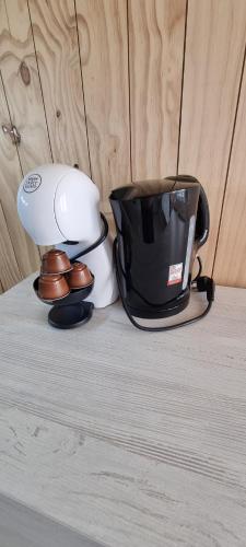 a toaster and a blender sitting on a counter at Apartamento Loft con 2 dormitorios, Jacuzzi y Garage in Cambrils