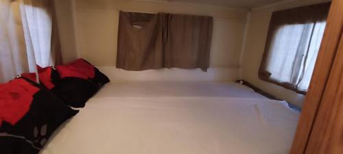 Una cama o camas en una habitación de DHABAB caravan