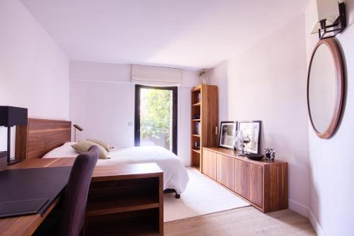 - une chambre avec un bureau et un lit avec un miroir dans l'établissement Villa Deluxe Piscine Privative 8 couchages, à Saint-Raphaël