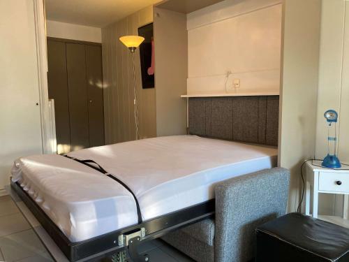 une chambre avec un lit dans une pièce dans l'établissement Studio cosy avec climatisation, WIFI et parking - FR-1-553-234, à Balaruc-les-Bains