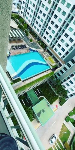 an overhead view of a swimming pool in front of a tall building at Studio Seaview Jomtien floor12 23sqm in Jomtien Beach