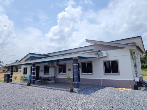 a small house with a blue roof at One Lot - Lodging One in Arau