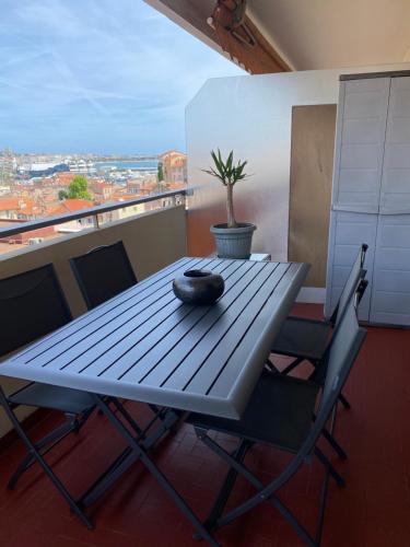 - une table et des chaises dans une chambre avec vue dans l'établissement Cannes centre Lou Souquetan, à Cannes