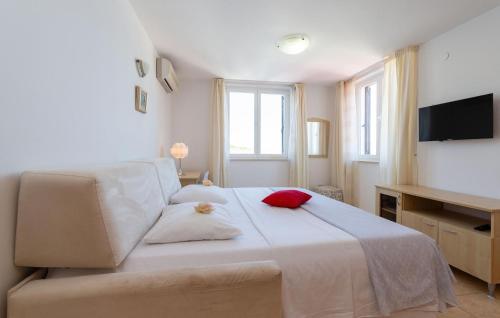 En eller flere senge i et værelse på 1 Bedroom Lovely Apartment In Vinjerac