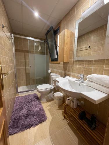 ein Badezimmer mit Waschbecken, Toilette und Spiegel in der Unterkunft Villa Matilde in San Luis de Sabinillas