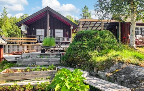 ein Haus mit einem Garten davor in der Unterkunft Awesome Home In Namsskogan in Namsskogan