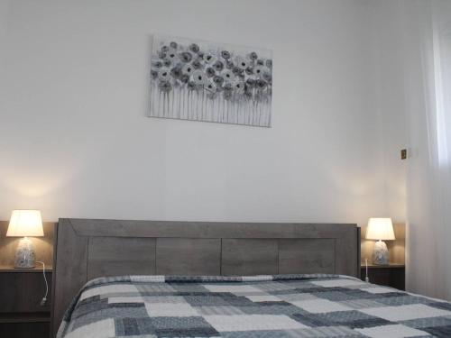 une chambre avec un lit avec une couverture à carreaux dans l'établissement Villeneuve-Loubet : Appartement climatisé, 2 pièces, 4 couchages, parking en option - FR-1-252A-31, à Villeneuve-Loubet