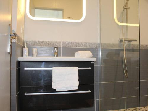 une salle de bain avec un lavabo et une douche dans l'établissement Villeneuve-Loubet : Appartement climatisé, 2 pièces, 4 couchages, parking en option - FR-1-252A-31, à Villeneuve-Loubet