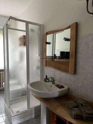 a bathroom with a sink and a shower at Casa Regis in San Giacomo