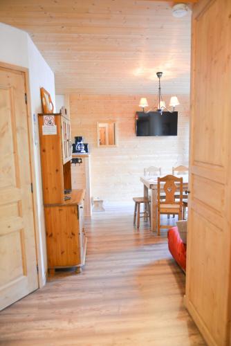 Cette chambre comprend une cuisine et une salle à manger. dans l'établissement VALLOIRE - Les Verneys - Thymel, à Valloire