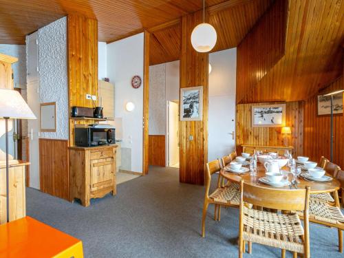 une salle à manger avec une table et des chaises dans l'établissement Spacieux appartement 8 pers avec WiFi, balcon et cuisine rénovée - FR-1-694-94, à Val dʼIsère