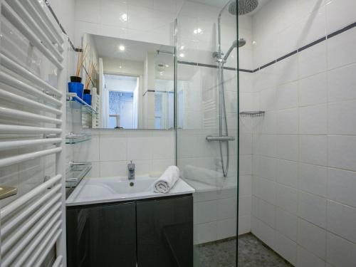 une salle de bain avec un lavabo et une douche dans l'établissement Spacieux appartement 8 pers avec WiFi, balcon et cuisine rénovée - FR-1-694-94, à Val dʼIsère