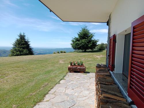 a porch of a house with a view of a hill at Baita Mael in Armeno
