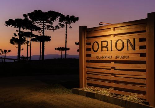 a sign for the onion climbing truck at Orion Glamping Hospedagem Domo Geodésico em Urubici in Urubici