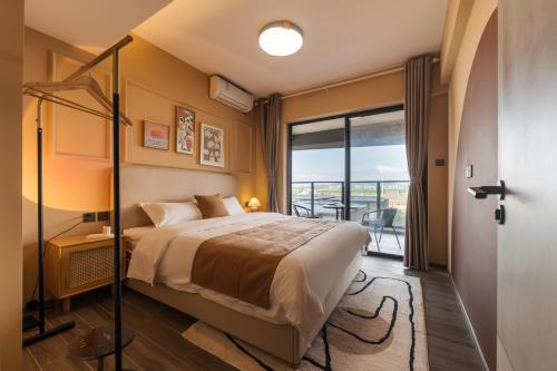 Postel nebo postele na pokoji v ubytování Livetour Hotel Gulao Water Town OCT Jiangmen