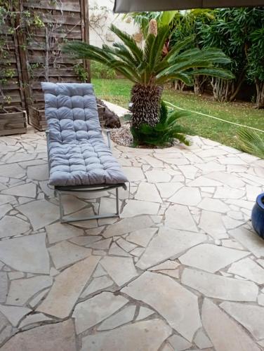 une chaise assise sur un patio en pierre dans l'établissement Baddha Konasana, à Agde