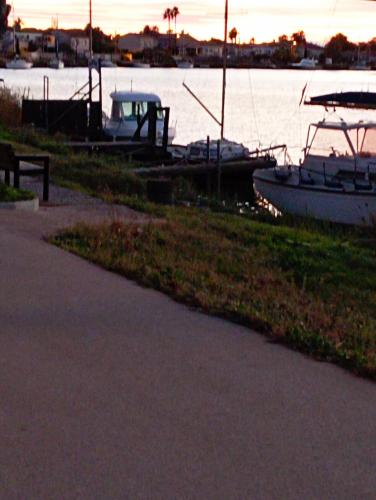 - deux bateaux amarrés à un quai dans l'eau dans l'établissement Baddha Konasana, à Agde