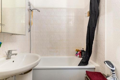 Ένα μπάνιο στο Appartement avec vue panoramique proche d'Orly