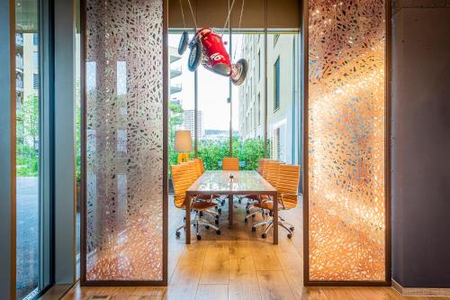 a dining room with a table and some chairs at Los Lorentes Hotel Bern City in Bern