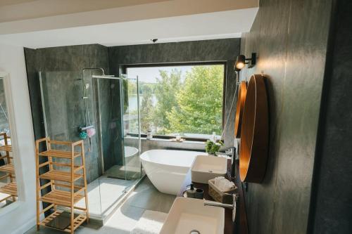 Ένα μπάνιο στο Therme - Corbeanca by The Lake Luxury Villa