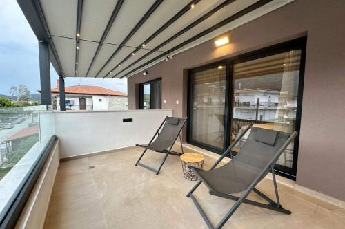 スタブロスにあるTRES V Suites & Apartmentsのギャラリーの写真