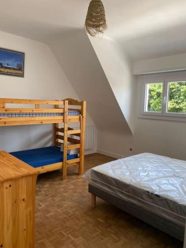 Postel nebo postele na pokoji v ubytování Charmante Maison centre Bourg de crac'h Golf du morbihan