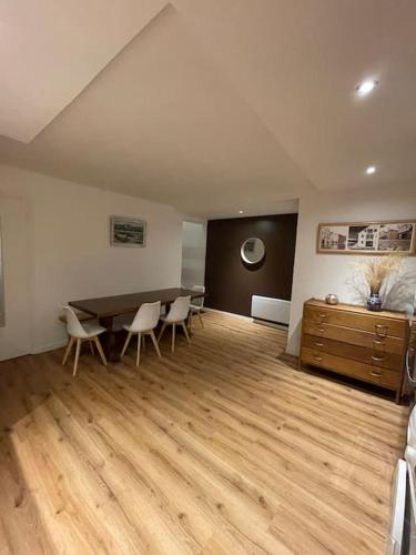 une salle à manger avec une table et des chaises dans une pièce dans l'établissement Charmante Maison centre Bourg de crac'h Golf du morbihan, à Crach