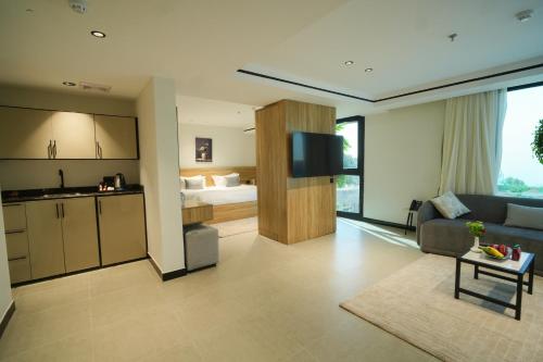 タブークにあるهدب HDB Tabukのリビングルーム(ソファ付)、ベッドルーム(ベッド付)