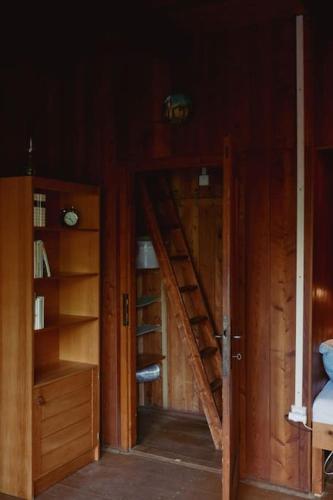 a room with a wooden staircase and a room with a stair case at Chaloupka 35 in Slapy