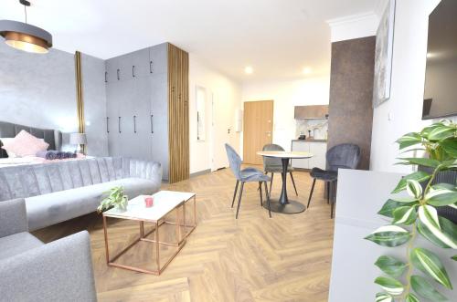 Foto Private parking, secure building - Central apartments Old Town & Main Station 2