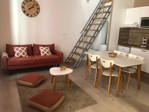 un salon avec un canapé et une table dans l'établissement Appartements coeur de ville de Vichy, à Vichy