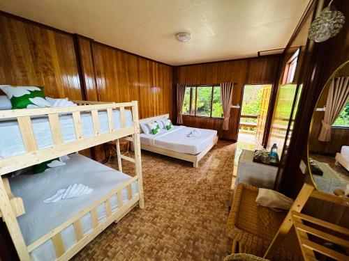 Postel nebo postele na pokoji v ubytování Bann Klong Jao Homestay