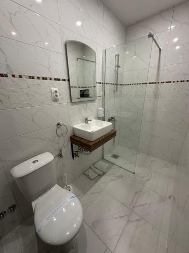 Un baño de Fenix Apartments