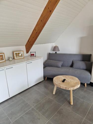 un salon avec un canapé et une table basse dans l'établissement Maison 10 min de la plage, à Saint-Gildas-de-Rhuys