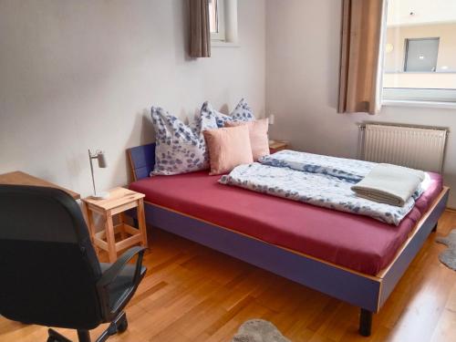 a bedroom with a bed with a red mattress at Telfer Treasure: unkomplizierter Familienurlaub in Telfs
