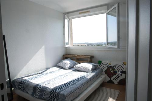 Ένα ή περισσότερα κρεβάτια σε δωμάτιο στο Appartement avec vue panoramique proche d'Orly