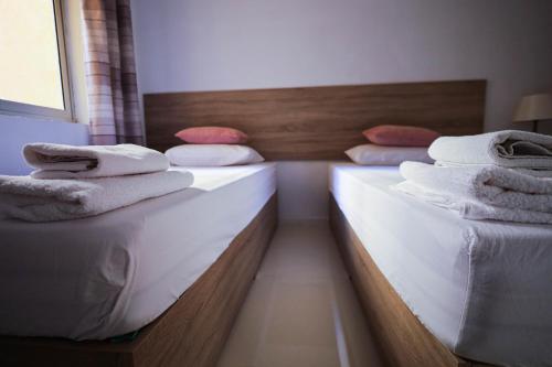 Katil atau katil-katil dalam bilik di Seafront duplex Penthouse with Terrace overlooking Xlendi Bay