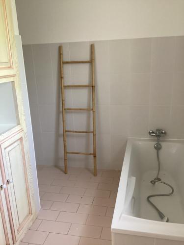 La salle de bains est pourvue d'une baignoire et d'une échelle. dans l'établissement Villa Nine, à Bessan
