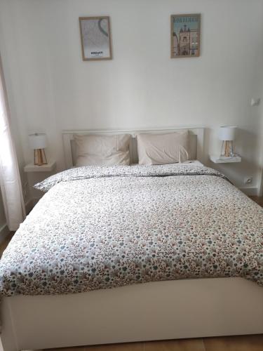 - un lit blanc dans une chambre avec deux lampes dans l'établissement Charmant Appart-proche Bordeaux, à Talence