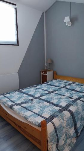une chambre avec un lit dans une pièce avec une fenêtre dans l'établissement Petit chalet dans résidence, à Font-Romeu-Odeillo-Via