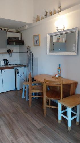 une salle à manger avec une table et une cuisine dans l'établissement Petit chalet dans résidence, à Font-Romeu-Odeillo-Via