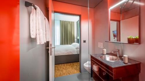 a bathroom with a sink and a mirror at Los Lorentes Apartments Bern City in Bern