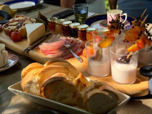 een tafel met brood en andere voedingsmiddelen bij Villa Verdicchio - B&B with wellness for winelovers in Cupramontana
