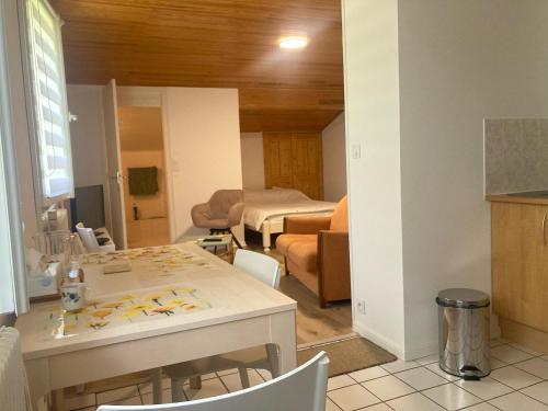 une cuisine et un salon avec une table et des chaises dans l'établissement Studio Villard de Lans - Vercors, à Villard-de-Lans