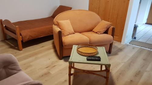 un salon avec une chaise et une table dans l'établissement Studio Villard de Lans - Vercors, à Villard-de-Lans