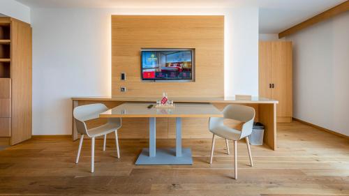 a dining room with a table and two chairs at Los Lorentes Hotel Bern City in Bern