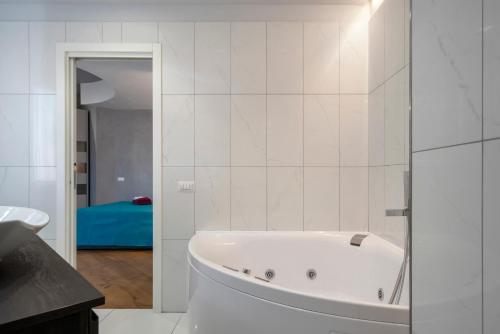 1 dormitorio y baño blanco con bañera. en Domus DiDio, en Roma